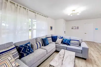 Image de Bright & open home with private pool, screened lanai, enclosed yard, & W\/D