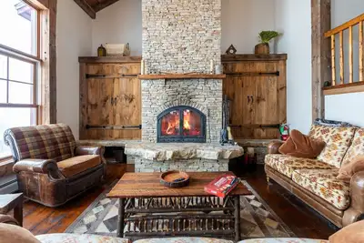 Image de Luxe Chalet - Ski On / Off, Hot Tub, Pool, Views