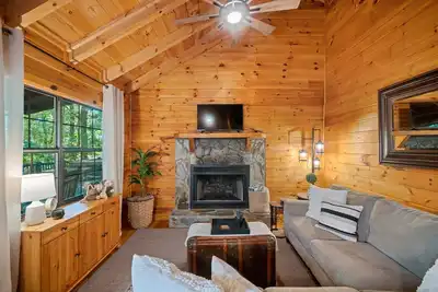 Image de Mj's Beary Cozy Cabin. Hot tub, Fire pit Fireplace