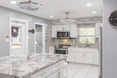 Image de Newly remodeled! Super Clean, Great location, Family Size, 7 mins Raymond James