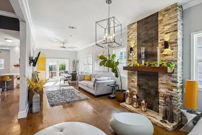 Image de Grande Craftsman style w heated pool opt, 2 master suites near city park 2700sf