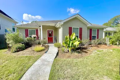 Image de Cozy and Bright 3bd 2ba Fenced In Yard W\/ Private Bath And Garden Tub