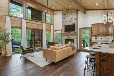 Image de New Luxe Treetop Cabin Hot tub Near Dt