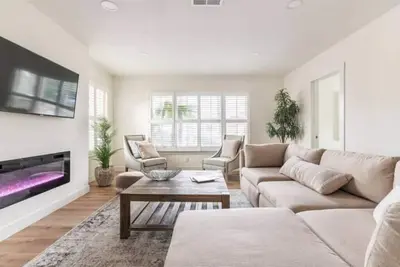 Image de Fully Renovated Sunny California House w\/ Free Parking\n\n