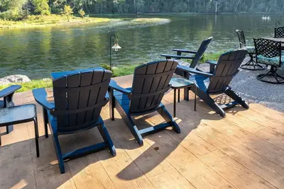 Image de New Listing- Riverfront \/ Unique \/ Perfect location\/ Private