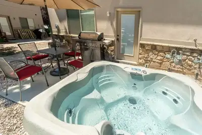 Image de 30% Off, Ski Dream Sleeps 14 in Comfort! 2 Dedicated HotTubs, Bbq, 5 Min to Dwntwn