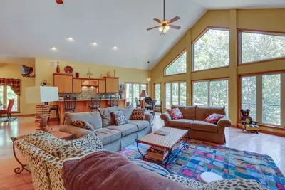 Image de Fairfield Bay Retreat w/ Fireplaces & Lake Access