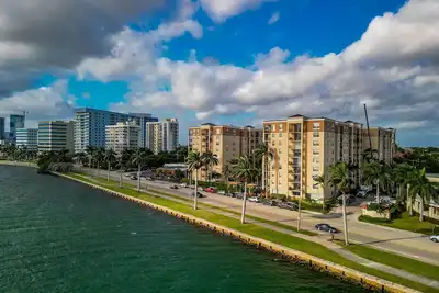 Image de Sophisticated Waterfront Condo near all the sun & fun!