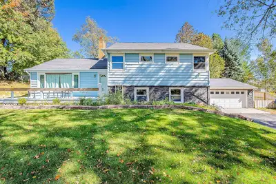 Image de Comfortable home in a great location with enclosed yard, family room, & kayaks