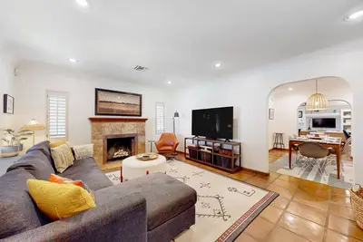 Image de Historical, dog-friendly house with putting green, outdoor kitchen & fenced yard