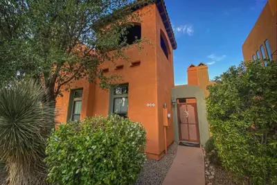 Image de Lovely two bedroom condo- Pool, spa, and gym.