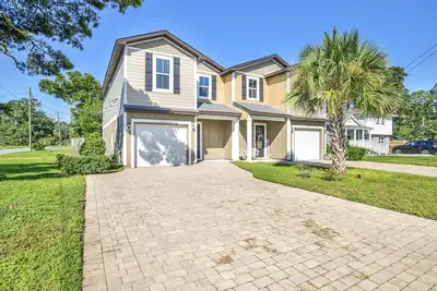 Image de East Hill Townhome~Bikes~Downtown~Beaches-Family