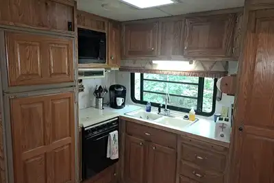Image de 99 NuWa 5th wheel offers a quiet relaxing getaway for yourself or has room for 4