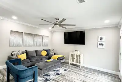 Image de \"The Gem\" Stylish Fully Renovated 2 Bedroom 1 Bathroom Duplex