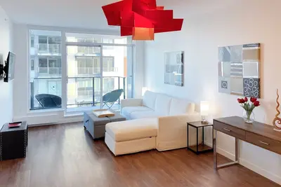 Image de Modern Harbour View Sustainable Luxury Condo: 1 Bedroom 1 Bath