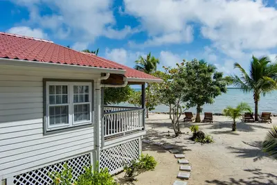 Image de Cozy Beachfront Cottage on the Beach in Maya Beach