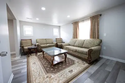 Image de Beautiful Newly Renovated Home in Dearborn