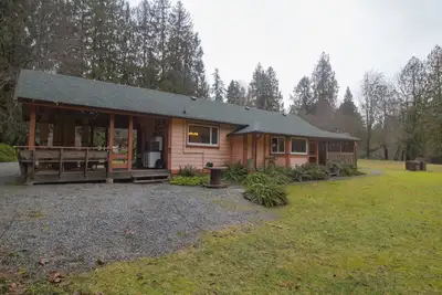 Image de 3 Bedroom Riverfront Cabin