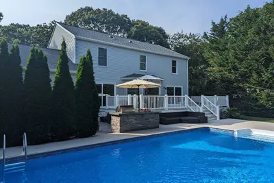 Image de Private-Walk to the Beach-Large Yard-Heated Pool-Game Room-77\" Tv-All You Need!