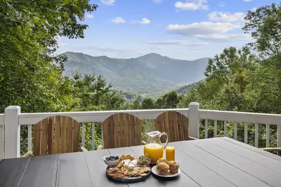 Image de Smokey Mtn Retreat: Year-Round Views! Game Room! Hot Tub! Golf & Ski Nearby!