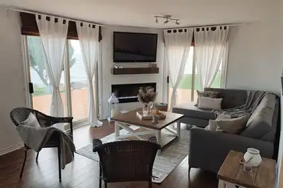 Image de Cozy cottage 1. 5hrs from Toronto. Steps to private waterfront, lake facing deck.