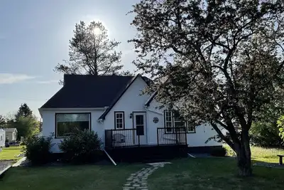 Image de Fully Renovated Vintage Lake House steps from the lake and local amenities