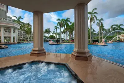 Image de 𝐅𝐢𝐧𝐝𝐢𝐧𝐠 𝐌𝐞𝐢𝐥𝐢 Oceanfront Fun at Kauai Beach Club Resort+Amenities