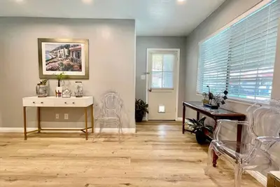 Image de Stylish Newly Remodeled Back-House - With Pool, Workstation Mini Resort!