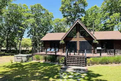 Image de Greenport Log Home in the woods. Pool&water access. Gp Permit #0952