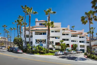 Image de Steps away from the beach! Fully Equipped Kitchen & Parking Onsite!