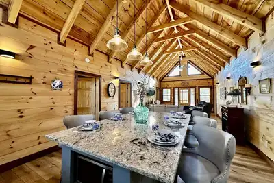Image de Lux Cozy Cabin - Wheelchair Ramp Fire Pit - Porches - Bbq - Full Accessibility