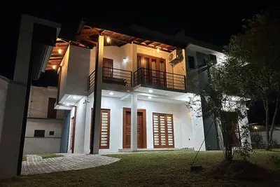 Image de Welcome to your lakeside sanctuary, a picturesque 5-bedroom villa.