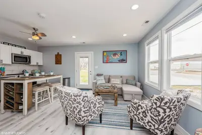 Image de Walkable cozy cottage, Outlet Mall across street!