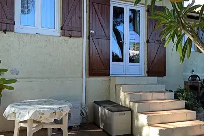 Image de petite maison avec 2 chambres 2 Personnes avec terrasse propriété fermée
