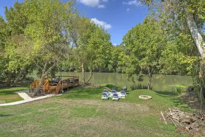 Image de River Bend Bliss: Where Memories flow with the River
