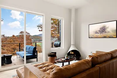 Image de Wildcat Modern: Elegant mountain retreat with fire pit, deck, elevated furnishings, and pool and gym