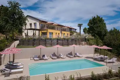 Image de Maison de vacances privée avec climatisation, piscine privée, Wifi, patio, parking, près de Alba
