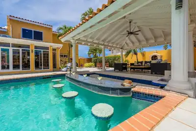 Image de Exclusive villa surrounded by tropical gardens.