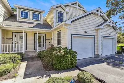 Image de Activities included up to $300 Free Per Week! ! Charming and well-appointed 3 bedroom plus loft, 2. 5 bath townhome features casually elegant, comfortable decor and is a fantastic place to launch your family's beach adventures!