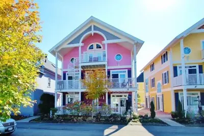 Image de This gorgeous modern home is the perfect vacation home inside the gates of historic Chautauqua Institution! !