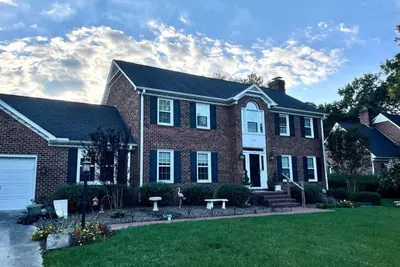 Image de Stunning home located in the heart of the Triad with an immaculate outdoor area and updated furnishings.