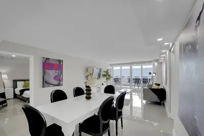 Image de Star Dust! Newly Renovated 4 Br with Water & City Views!