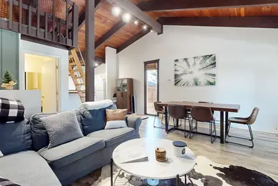 Image de Chic Family Home near The Village! Great Home Features, Private Washer/Dryer