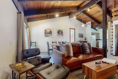 Image de Private Lodge, Vaulted Ceiling, Gas Grill, Washer/Dryer. Near The Village!