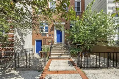 Image de Hoboken Brownstone Condo-1st Fl, 2 Bedrms w/Private Backyard Close to Nyc trains