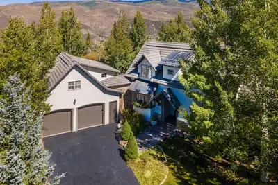 Image de Elegant Getaway | Hot Tub, Gourmet Kitchen | 20 Mins to Vail