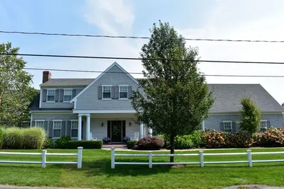 Image de 7 bedroom home sleeping 14! Located on the Bayside with private pool!