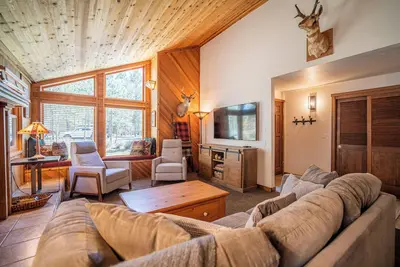 River Retreat with Fireplace, A/C & Cozy Reading Nook