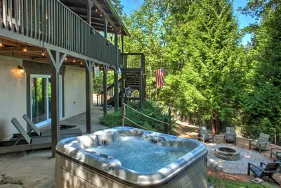 Image de Little Bit Log Cabin by Carolina Mornings | Hot Tub♨️ +Biltmore Pass