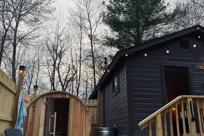 Image de Tiny Timber, tiny cabin with a Scandinavian flair! Sauna & plunge tub!